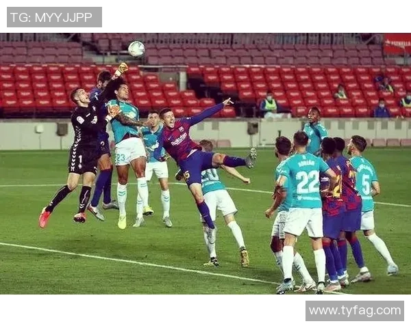 世界杯焦点战：拜仁与那不勒斯0比0平局乌龙球瞬间引发全场热议